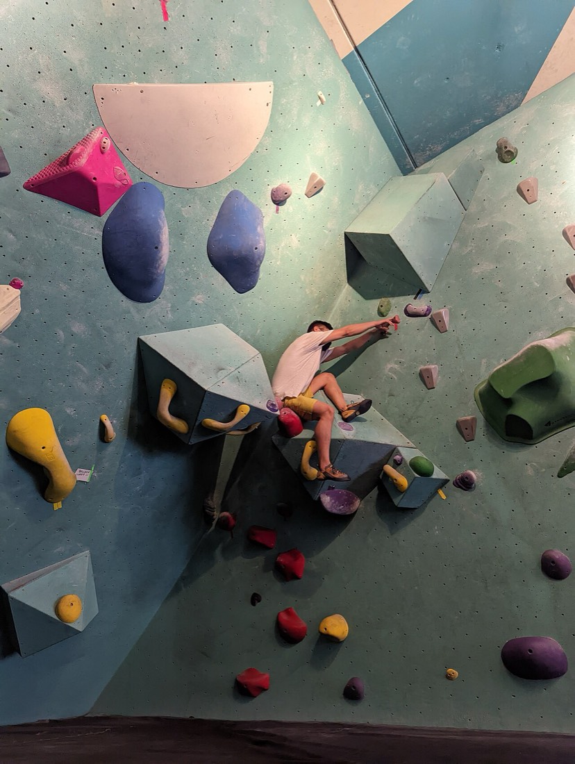 Escalada en un rocódromo indoor